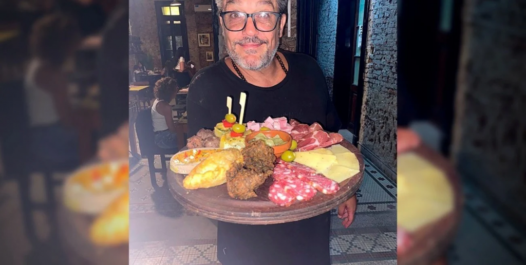 Un reconocido actor dejó su vida como artista en Buenos Aires y abrió un bodegón en un pueblito santafesino