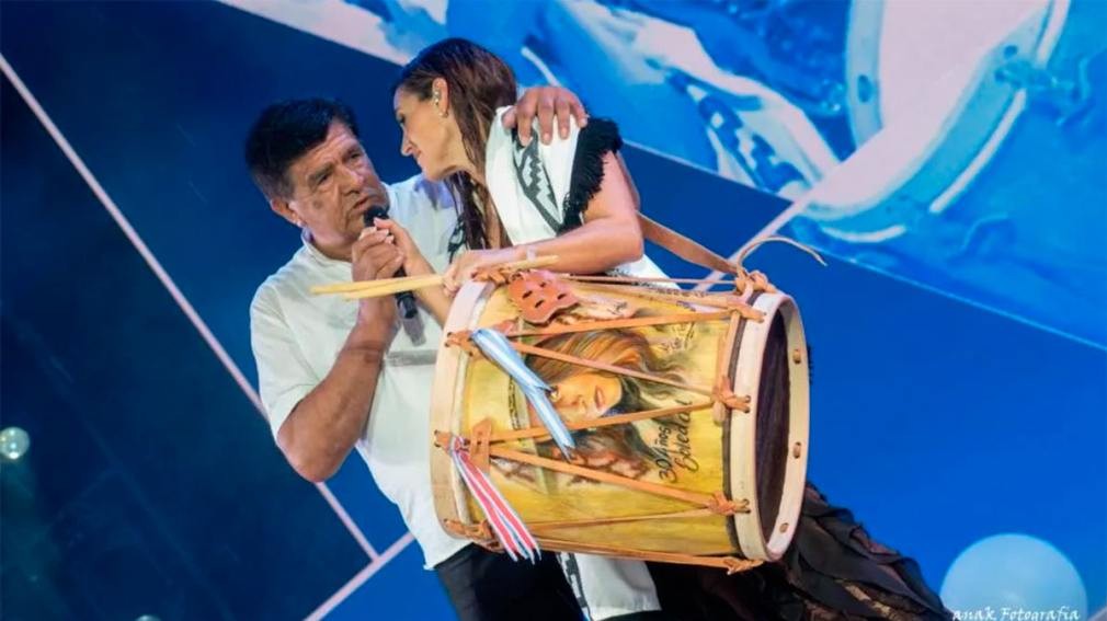 El Indio Froilán González homenajeó a Soledad Pastorutti con un bombo legüero artesanal en Cosquín 2026