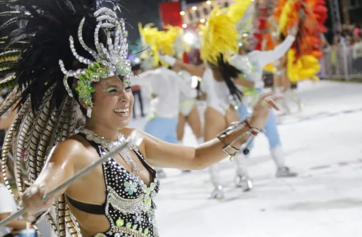 Reconquista vivió una multitudinaria primera noche de Carnaval