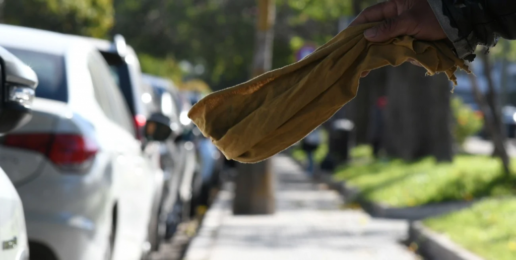 Los cuidacoches siguen en las calles y un nuevo hecho violento reabre el debate en Santa Fe