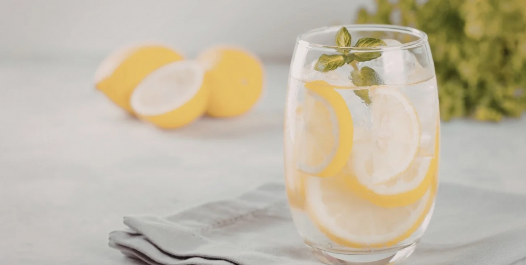 Agua con limón: qué dice la ciencia sobre sus beneficios para la digestión y la salud