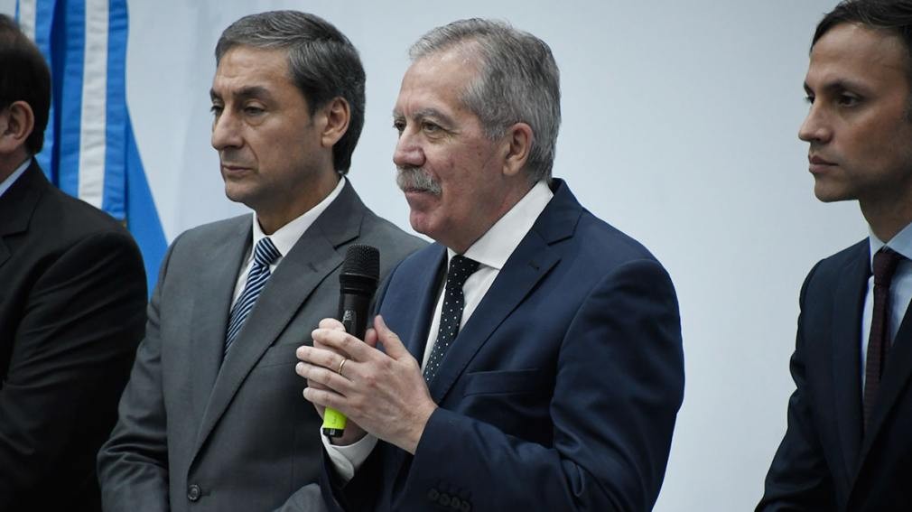 El gobernador Elías Suárez anunció aumentos salariales y beneficios para trabajadores de la administración pública