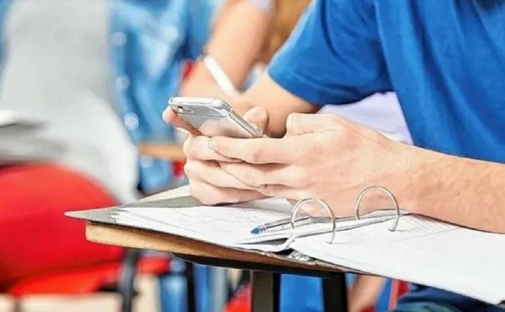 Prohibición de celulares en escuelas: un debate necesario en Córdoba y el mundo