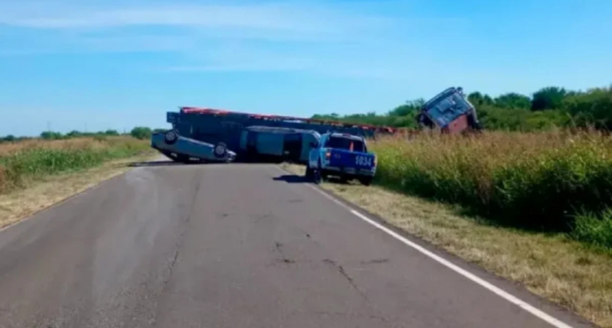 Volcó un camión con diez autos 0 km en Ruta 6 en Entre Ríos