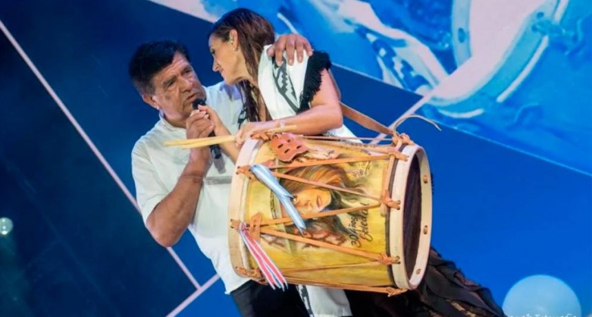 El Indio Froilán González homenajeó a Soledad Pastorutti con un bombo legüero artesanal en Cosquín 2026