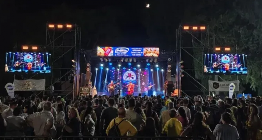 Una multitud acompa&ntilde;&oacute; la presentaci&oacute;n de "Cacho" Deicas en la Fiesta del Asado a la Estaca