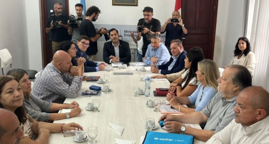 Docentes piden un 33% de aumento para evitar ir al paro