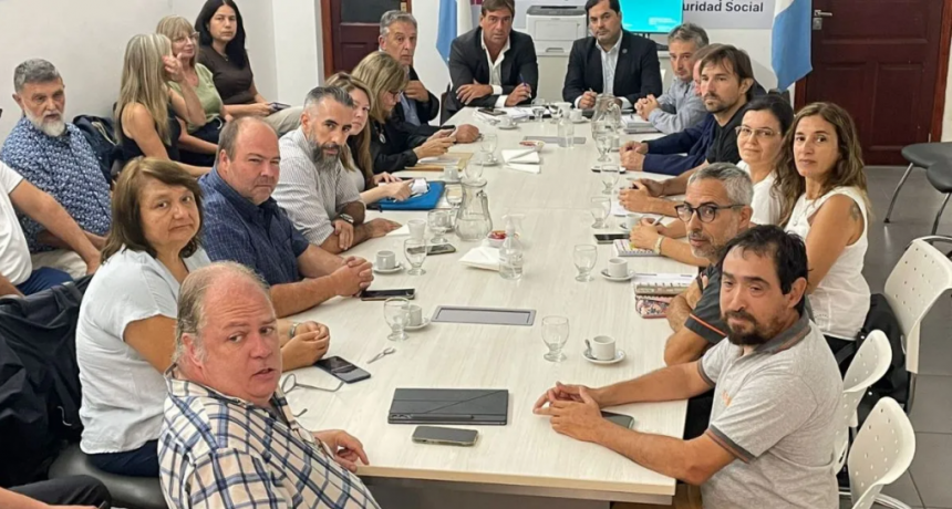 Paritarias 2026 en Santa Fe: los m&eacute;dicos se fueron sin propuesta y piden "jerarquizaci&oacute;n" como a la polic&iacute;a