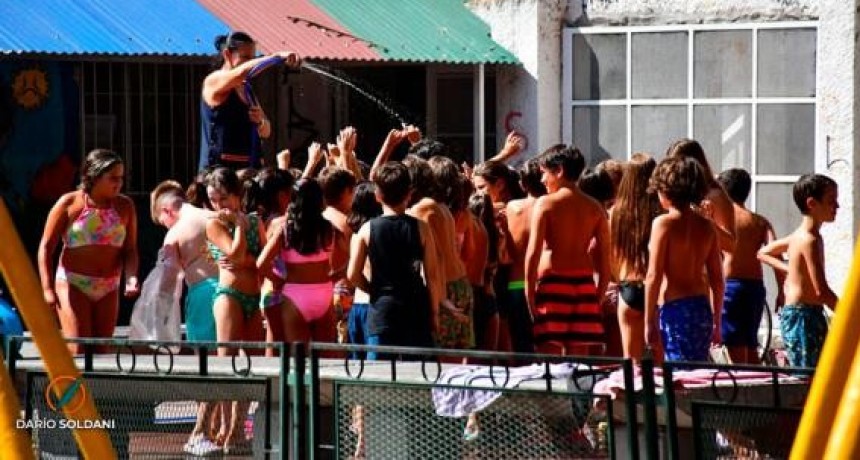 Ola de calor: una escuela del sur santafesino permiti&oacute; a los alumnos ir en malla y ojotas y en el recreo fueron 'manguerados'
