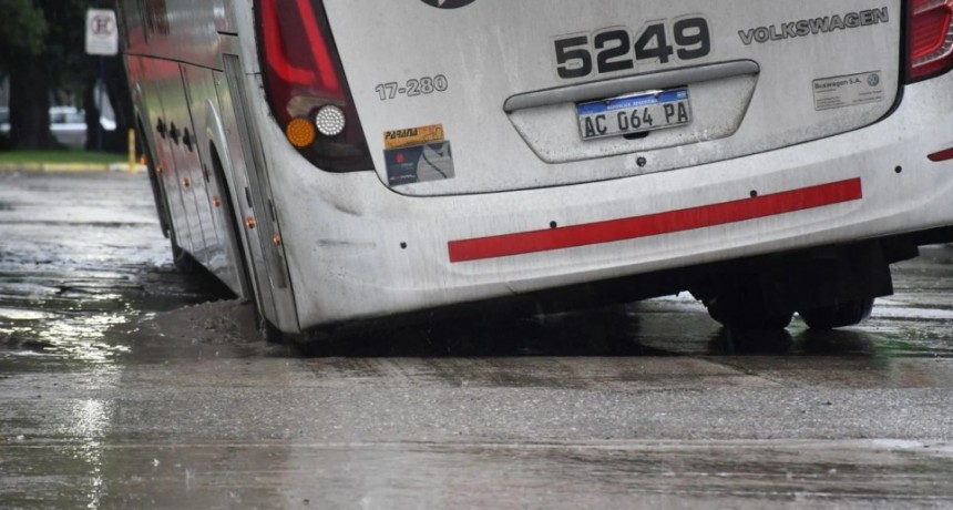 ¿Puede volcar un colectivo en la calle interna de la terminal de Santa Fe?