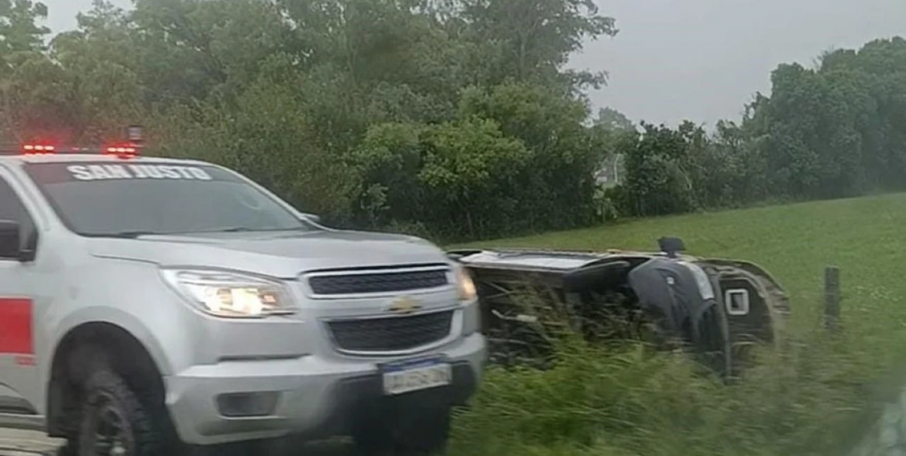 Por la intensa lluvia, una ambulancia volcó sobre la Ruta 11 a la altura de Emilia