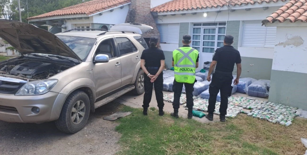 Detuvieron a una camioneta por maniobras peligrosas y encontraron un gran cargamento de hojas de coca