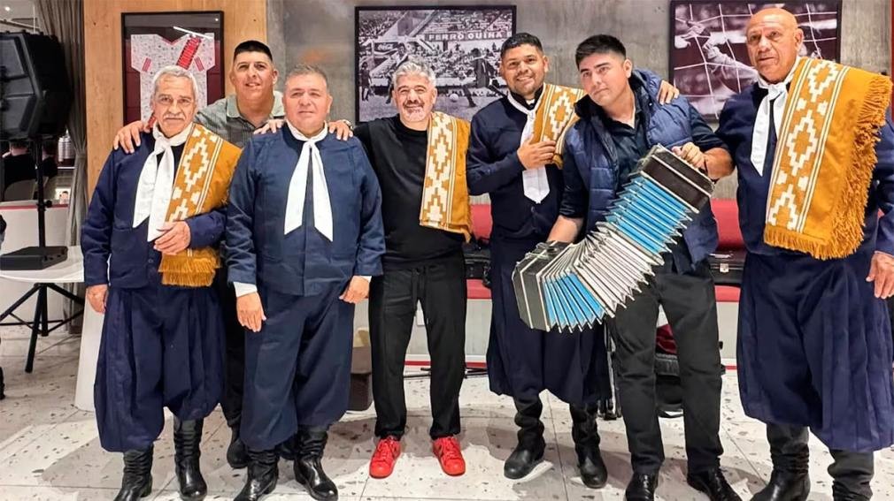 El Burrito Ortega y su eterno cariño por Santiago: festejó su cumpleaños cantando una emblemática canción de Los Manseros