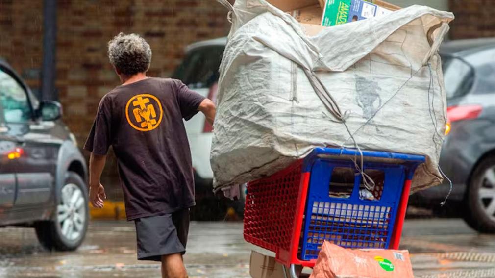 Una familia necesitó $1.057.923 en febrero para cubrir la canasta básica y no ser pobre