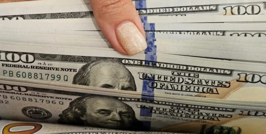 Se mantiene la caída de los dólares financieros, pero sigue la sangría de reservas en el BCRA