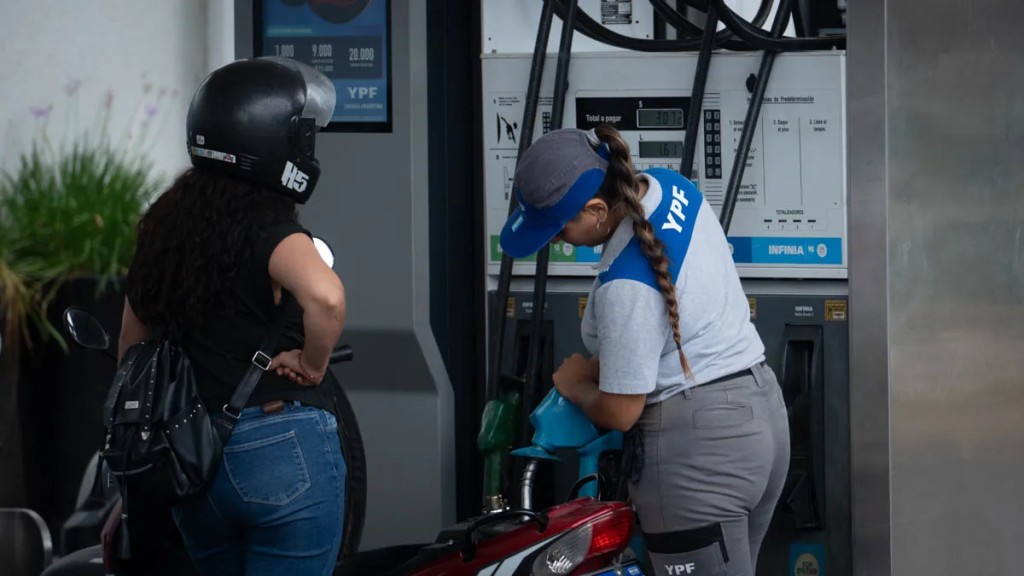 Desde YPF no descartan un aumento del precio de la nafta por el conflicto en Medio Oriente