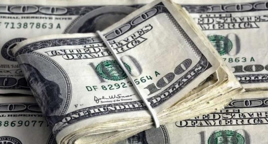 Fiebre por el dólar: ahorristas y empresas compraron más de USD 3.700 millones