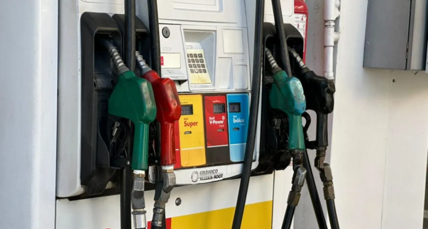 El precio de la nafta casi llega a $2.000 y seguir&aacute; en aumento: por qu&eacute; las bajas del petr&oacute;leo no impactan en el surtidor en Argentina