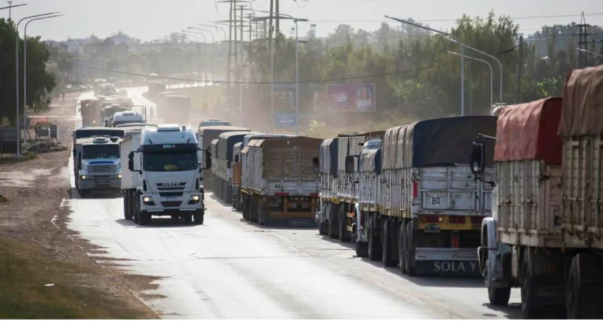 Aumentos del combustible y el transporte en crisis: alertan por posible desabastecimiento de bienes