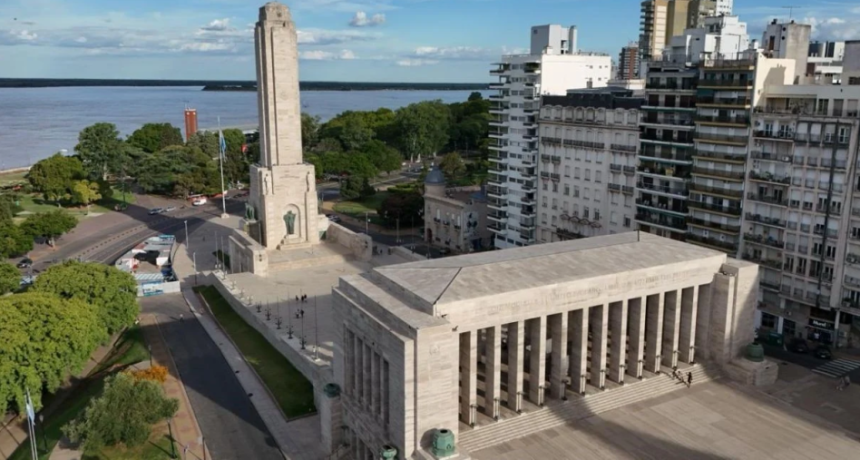 Pullaro firm&oacute; el acta para terminar obras del Monumento a la Bandera