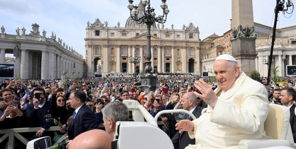 El Papa Francisco encabezó la misa del Domingo de Ramos tras recibir el alta