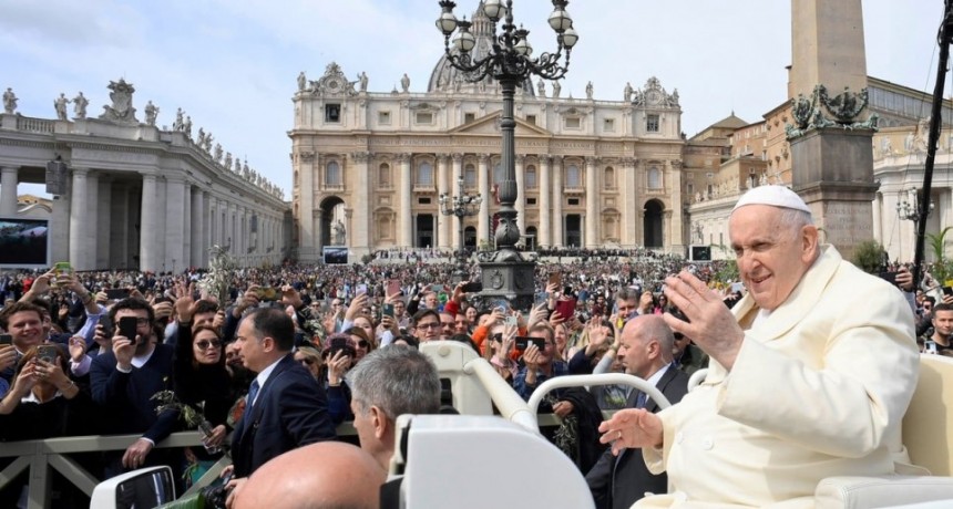 El Papa Francisco encabez&oacute; la misa del Domingo de Ramos tras recibir el alta