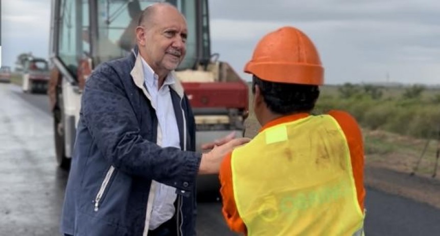 Perotti recorri&oacute; obras de pavimentaci&oacute;n en los departamentos Castellanos y San Crist&oacute;bal