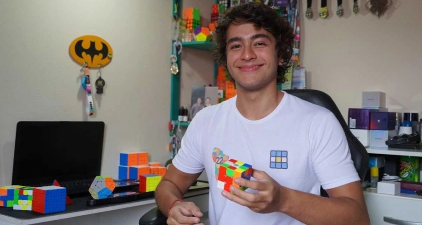 &iquest;C&oacute;mo lo hace? santafesino arma el Rubik en 4 segundos y cuenta sus secretos