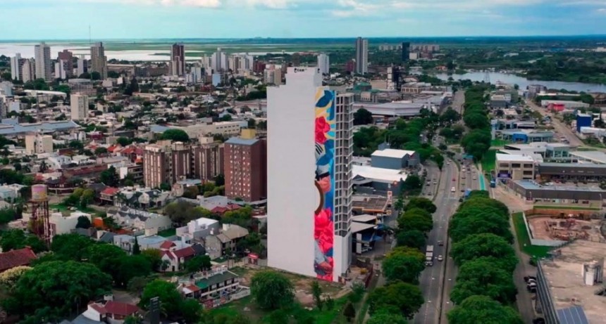 Asoma el gran Messi en el inmenso mural que se pinta en Santa Fe