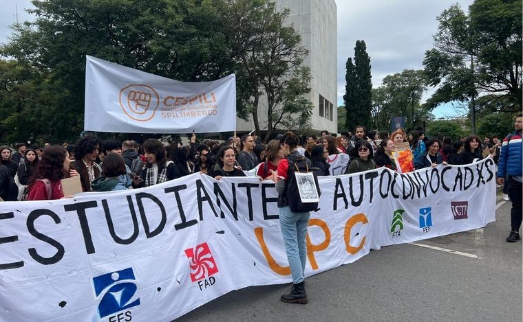 Multitudinaria marcha en defensa de la educación pública en Córdoba