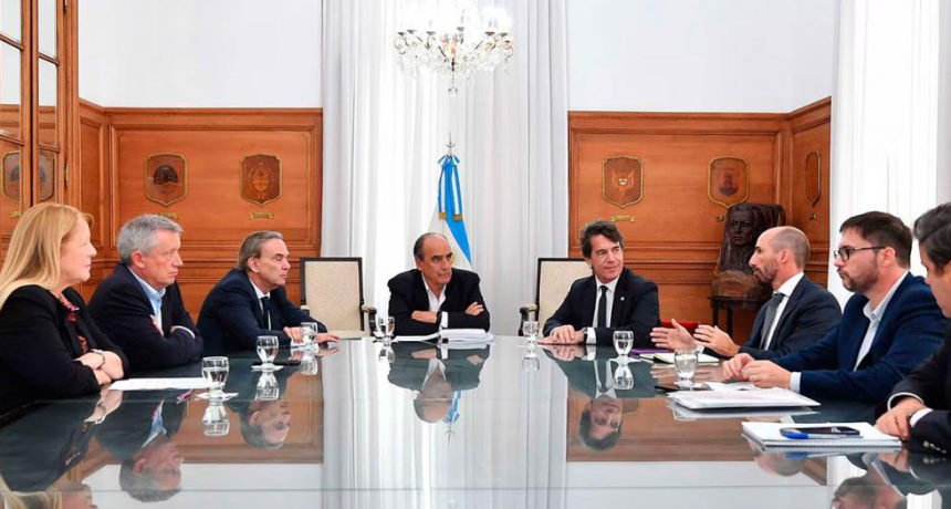 El Gobierno mandará este martes el borrador final de la Ley Bases y evalúa un piso de Ganancias de $1,8 millones