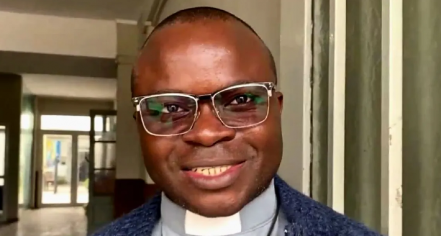 El sacerdote de la República del Congo que organiza un comedor comunitario en la Parroquia Nuestra Señora de Luján de Santa Fe