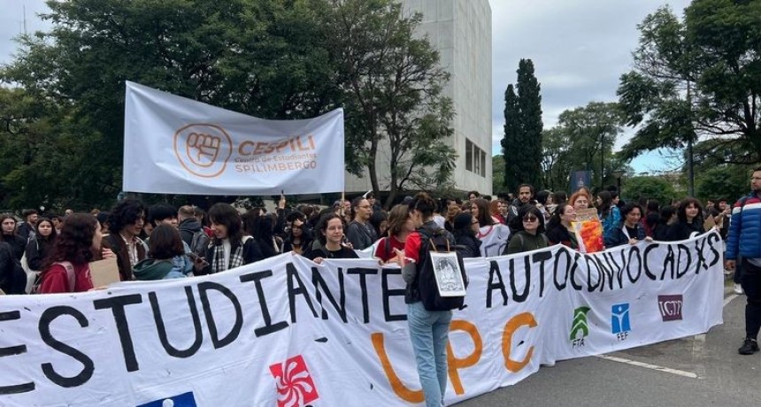 Multitudinaria marcha en defensa de la educación pública en Córdoba