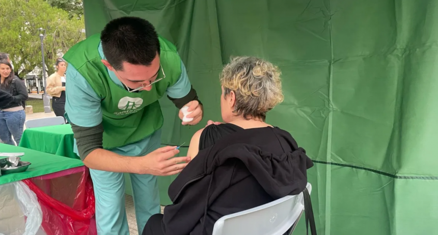 Comenzó la campaña de vacunación gratuita en la Plaza del Soldado para adultos mayores