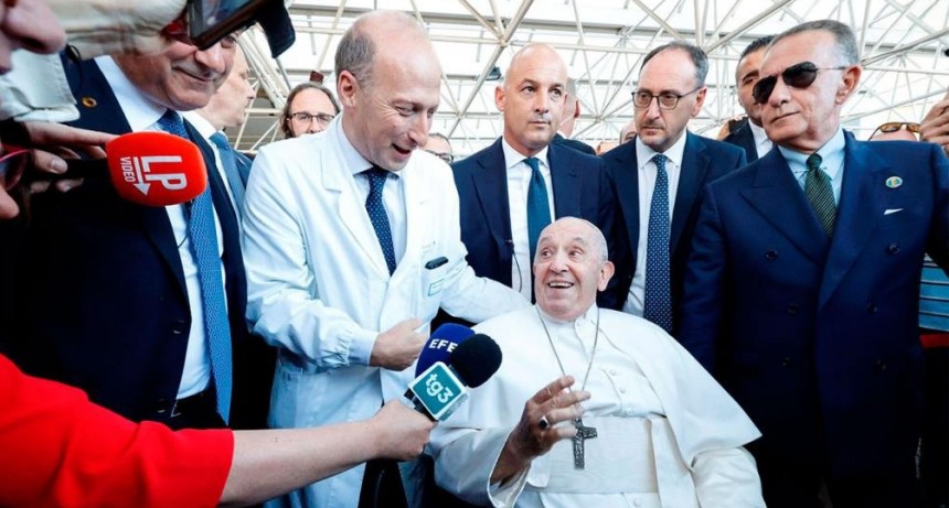 “Tenía los ojos abiertos pero no respondía”, dijo el médico del Papa sobre sus últimos minutos