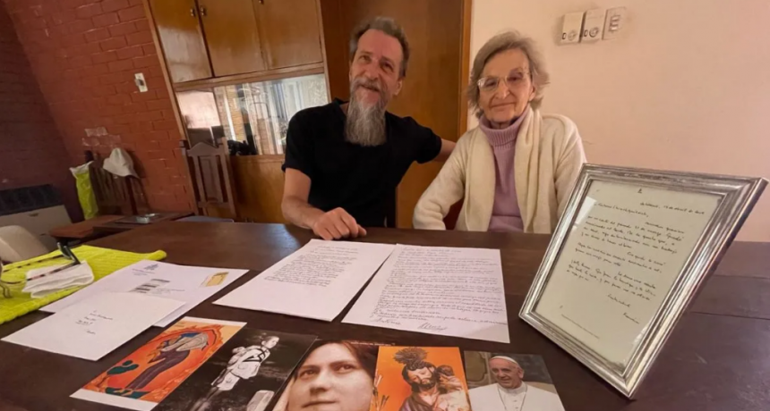 La historia del santafesino soñó con el papa Francisco, le escribió una carta y terminó siendo su zapatero