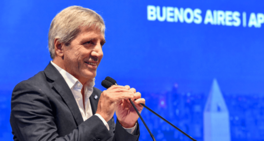 Caputo defendi&oacute; el rumbo econ&oacute;mico y cuestion&oacute; al periodismo en un foro internacional