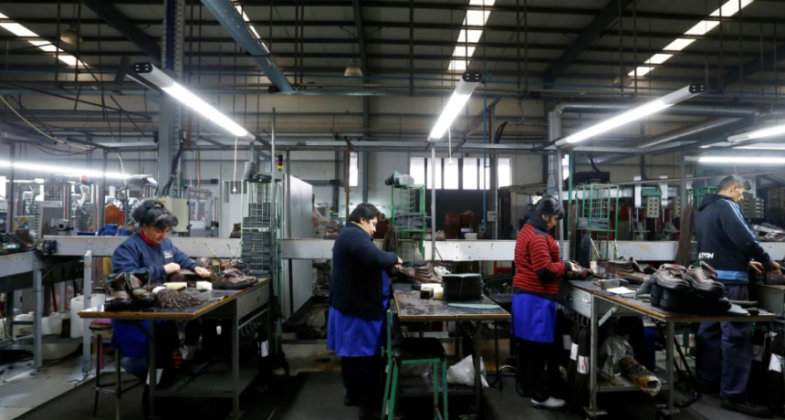 La producci&oacute;n industrial cay&oacute; en febrero 8,7% interanual y 4% mensual