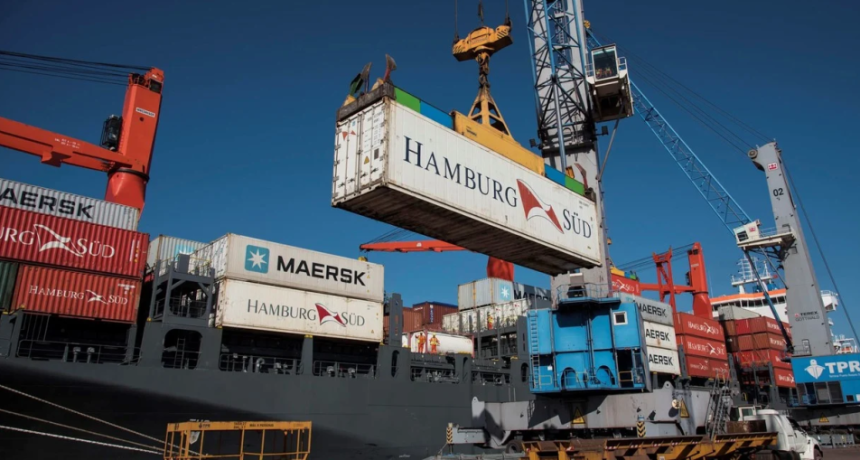 El dato de marzo que celebr&oacute; Caputo: super&aacute;vit comercial por r&eacute;cord exportador