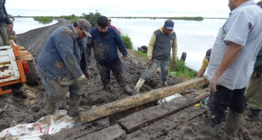 La Comuna de Fort&iacute;n Olmos intervino el puente del arroyo Golondrina, que sigue habilitado al tr&aacute;nsito a pesar de las lluvias