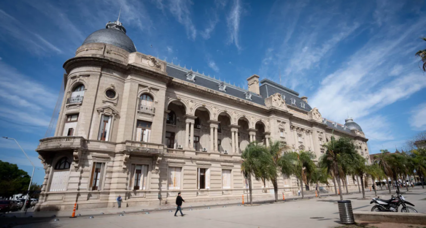 Santa Fe lanza un plan para aliviar deudas de estatales y privados y ajusta el sistema de c&oacute;digo de descuento por recibo