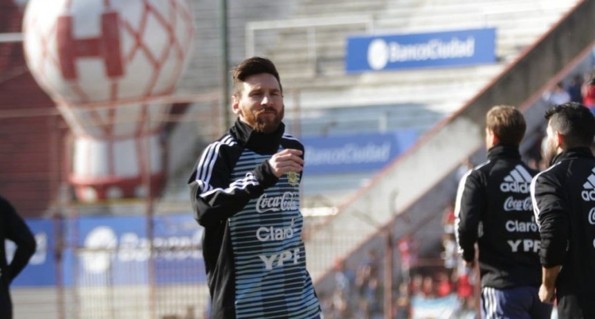 Miles de niños disfrutaron de Messi y el seleccionado argentino en Huracán