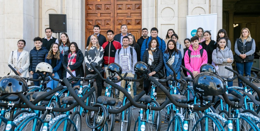 La UNL entregó 40 bicicletas a estudiantes para viajar de la Facultad a sus residencias