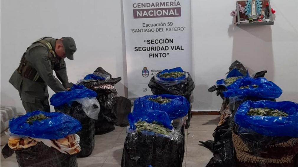Encontraron 200 kilos de hojas de coca en un ómnibus en Pinto