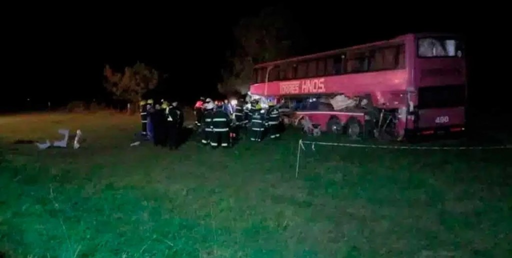 Tragedia en el sur santafesino: sube a cinco el número de muertos tras choque entre un camión y colectivo