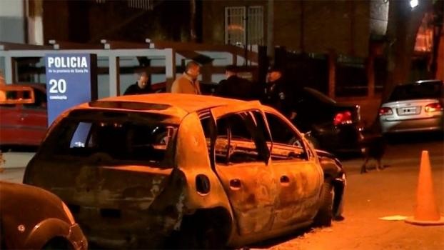 Balearon la comisaria 20 de Rosario: dispararon tres veces contra la fachada, uno dio contra un auto estacionado