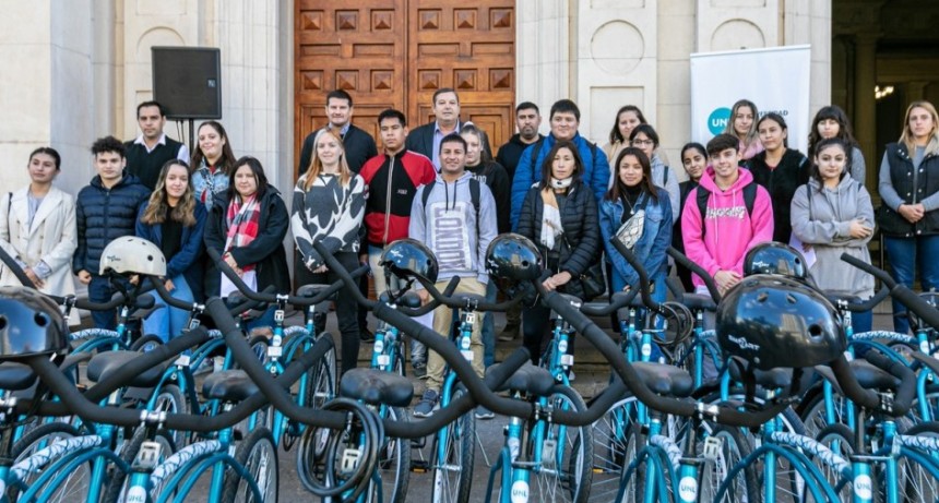 La UNL entregó 40 bicicletas a estudiantes para viajar de la Facultad a sus residencias