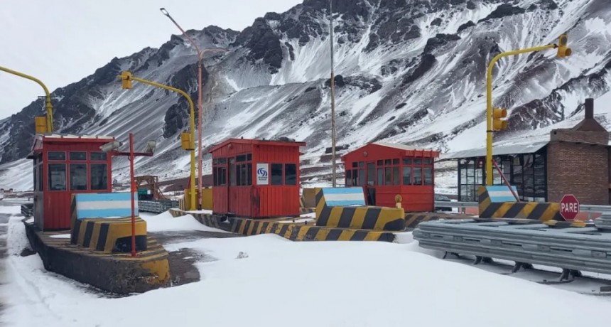 Desesperada búsqueda de alojamiento de turistas chilenos varados en Mendoza por el cierre del Paso Cristo Redentor
