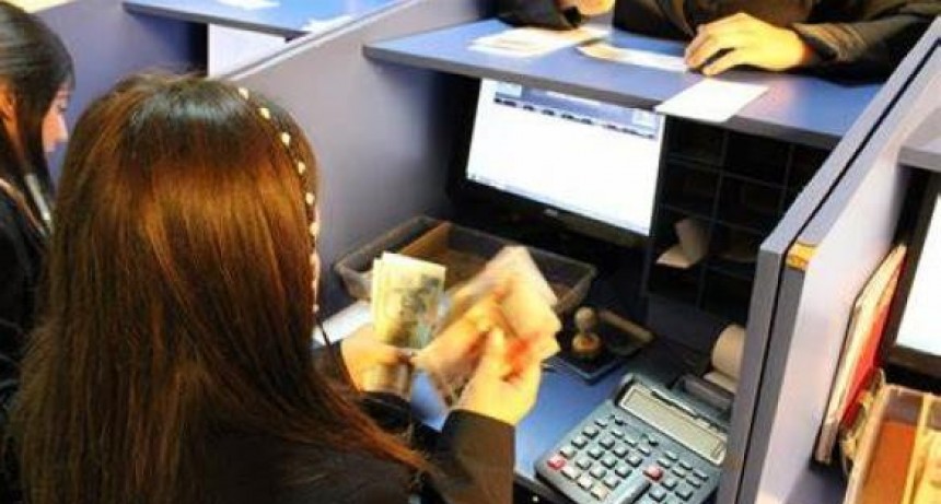 Los bancarios acordaron un aumento del 66% hasta julio y un bono de $342 mil
