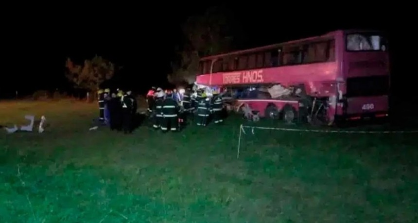Tragedia en el sur santafesino: sube a cinco el número de muertos tras choque entre un camión y colectivo